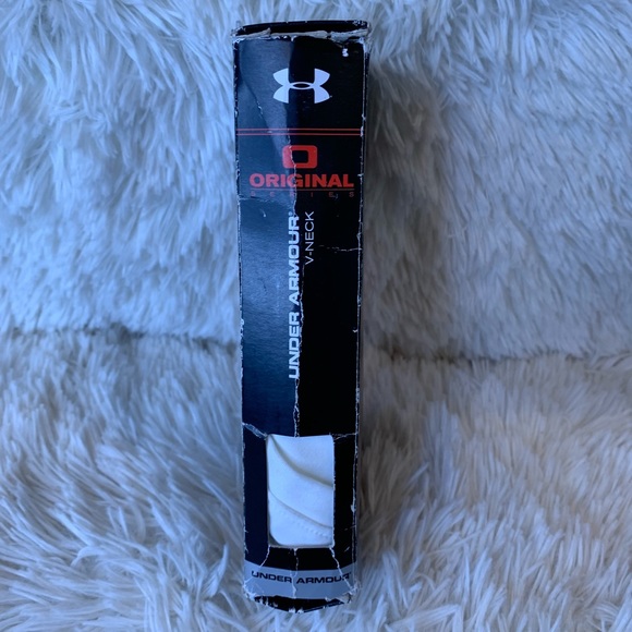 BNWT Mens Under Armour white v-neck Heatgear™️ ORIGINAL short sleeve t-shirt. - Picture 2 of 5